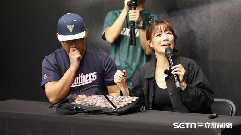 前PS女孩隊長小安被粉絲的簽名物品感動。（圖／記者劉彥池攝影）