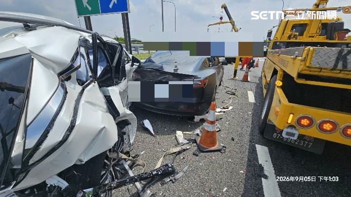 國1西螺休息區外匝道發生追撞車禍，3車連環撞釀1人受傷。（圖／翻攝畫面）