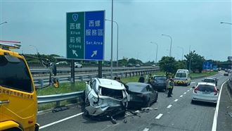 國1西螺休息區外連環撞！車體四散慘況曝