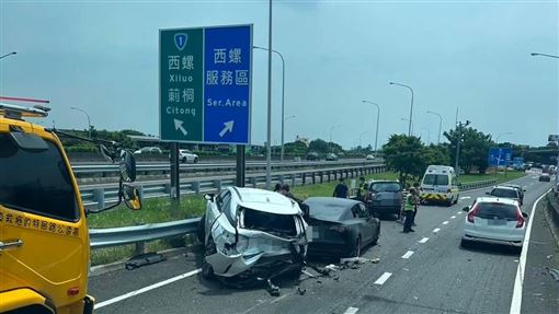 國1西螺休息區外連環撞！車體四散慘況曝