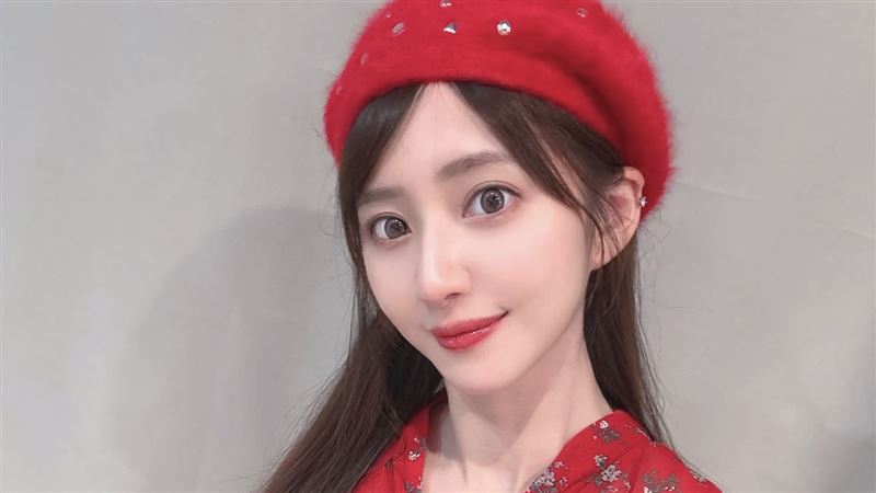 女星辣挺8月孕肚下水　解放比基尼被看光