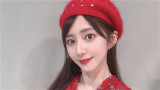 女星辣挺8月孕肚下水　解放比基尼被看光