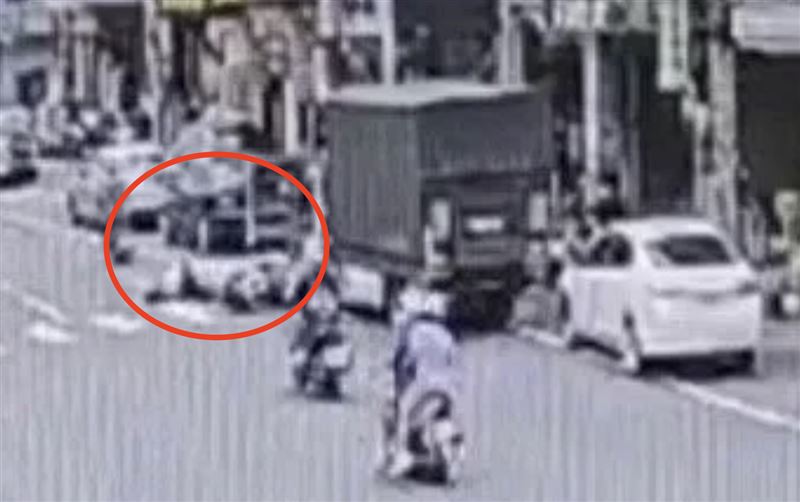 小貨車疑未注意後方來車，車門直截撞上後方騎士。（圖／翻攝畫面）