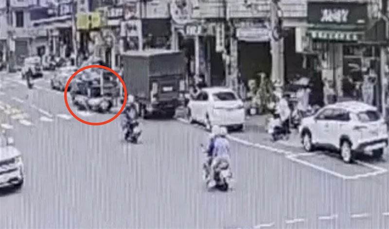 開門沒在看！貨車違停「開門殺」擊落騎士