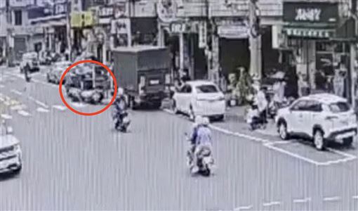 開門沒在看！貨車違停「開門殺」擊落騎士