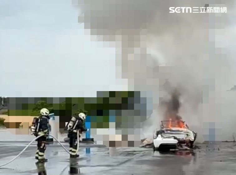 消防將火勢撲滅後,在特斯拉上發現一具焦屍,死者黃男身份曝光。(圖/翻攝畫面)