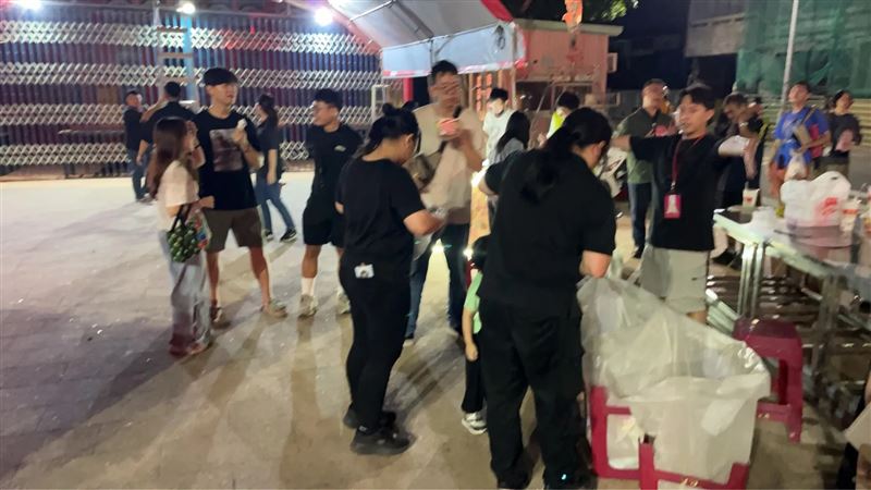 當天前來觀戲的民眾相當自律,會將垃圾集中後拿到報到處丟棄。(圖/翻攝自Threads @zhamay.festival)