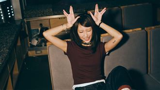 新人女歌手邊哭邊罵老闆！16分鐘影片流出