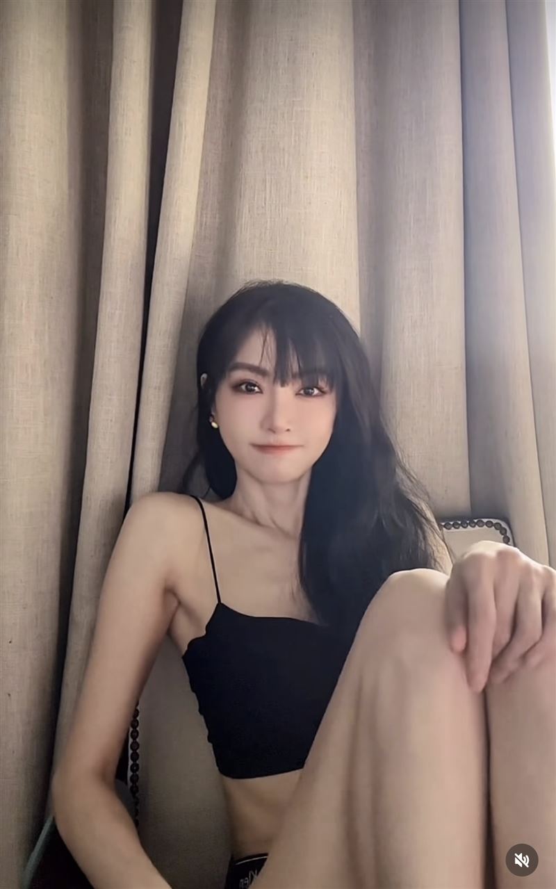 謝金燕只穿內衣褲入鏡。(圖/翻攝自IG)