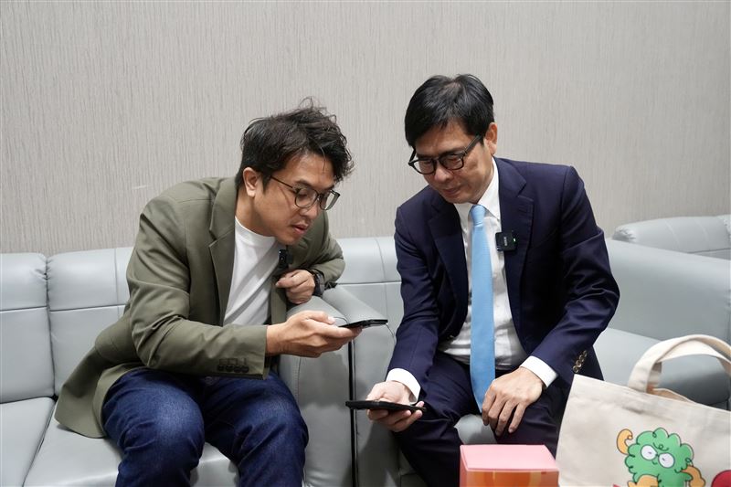 沈伯洋向陳其邁請益AI城市等市政治理議題,最後兩人也交換LINE,在場幕僚笑說,未來沈伯洋可能就會半夜接到陳其邁電話,沈伯洋也秒回「沒問題,非常願意」。(圖/沈伯洋辦公室提供)