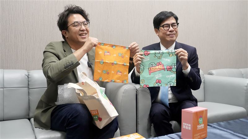 跟陳其邁加LINE！沈伯洋：半夜打來也願意