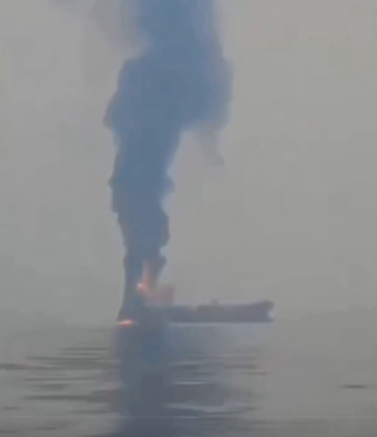石油樞紐哈格島附近爆炸聲響,傳美國海軍在哈格島附近擊沉了兩艘伊朗油輪。(圖/翻攝自X平台 @RealBababanaras)