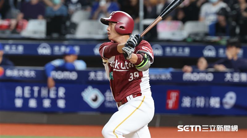 樂天桃猿右外野手林立敲出安打送回馬傑森先馳得點。（圖／記者劉彥池攝影）