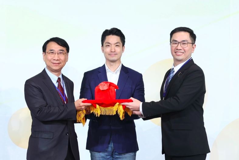台北市藥師公會舉行第21、22屆理事長交接,由台北市長蔣萬安(中)擔任監交人,卸任理事長尹岱智(左)將印信交給新任理事長黃彥儒(右)。(圖/台北市藥師公會提供)