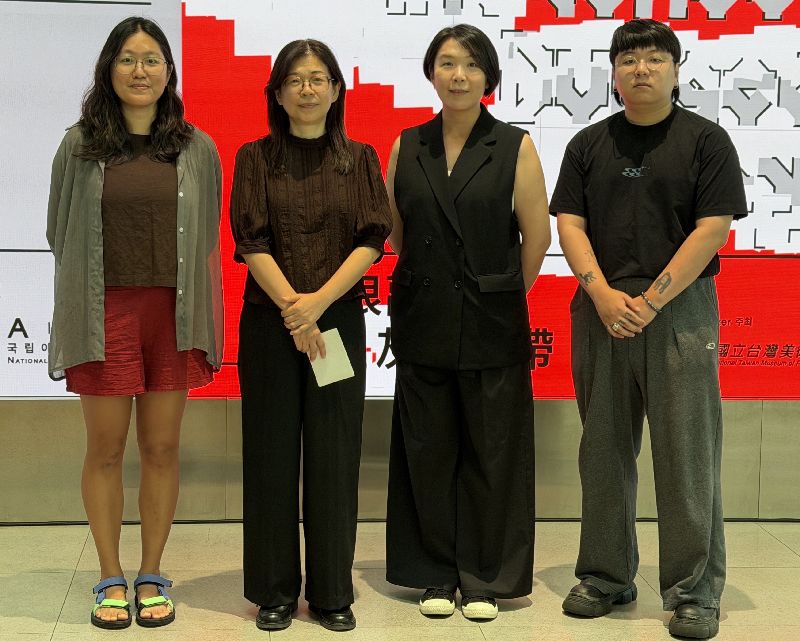 光州雙年展台灣館經歷名稱遭擅改風波,在台灣館策展人、9名藝術家的堅持,以及世界各地藝術家支持下,最終順利恢復台灣館名稱,5日盛大開幕。圖左至右為藝術家鄭亭亭、國立台灣美術館館長陳貺怡、台灣館策展人陳湘汶、藝術家阮柏遠。(圖/中央社)