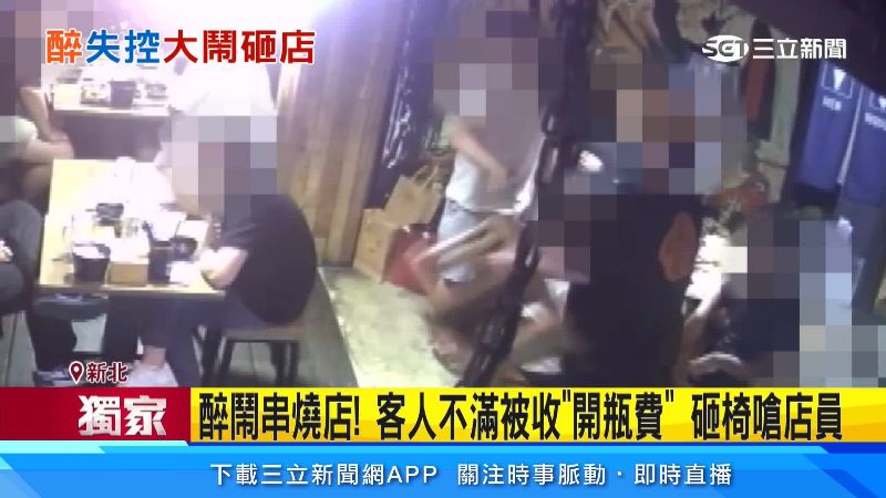 男子不滿拿起椅子砸店員