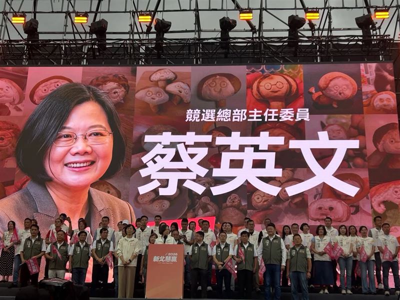 有網友留言，「救命，背景居然是用滿版的小英香菇」。（圖／新北市議員張嘉玲Threads）