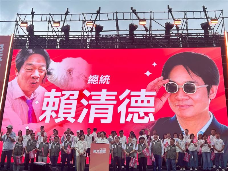 賴清德致詞時，後方大螢幕則輪播他的經典迷因。（圖／新北市議員張嘉玲Threads）