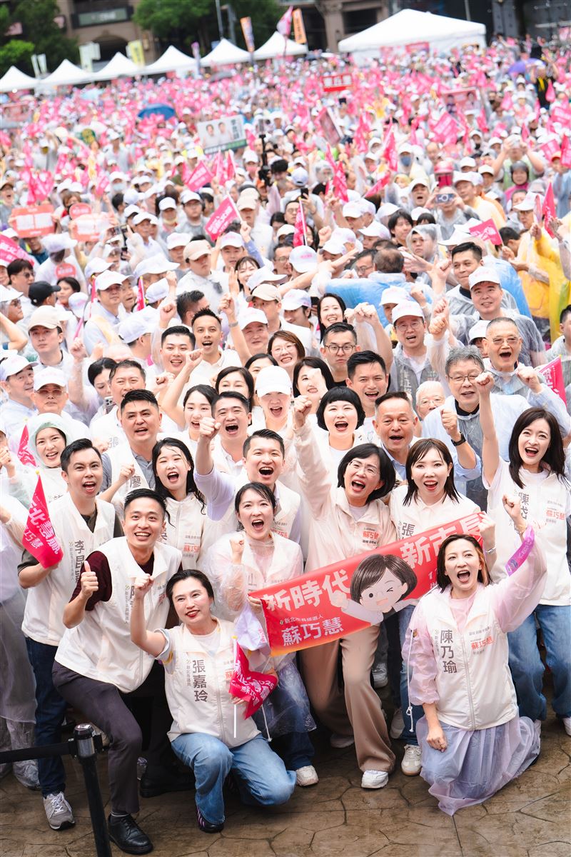 現場湧進超過兩萬人，蘇巧慧也表示會和新北隊帶給市民朋友一個「新時代的新北市」。（圖／民進黨提供）