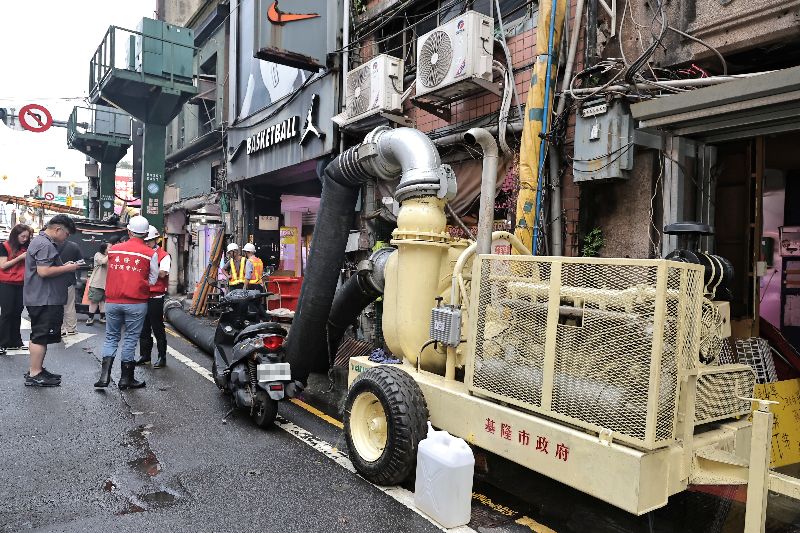應基隆市4日因強降雨一度造成市區淹水,近日又適逢大潮,低窪地區面臨雨後排水及海水回湧雙重壓力。基隆市府5日預先在容易發生水患的愛四路夜市商圈,派駐大型抽水機待命。(基隆市政府提供)