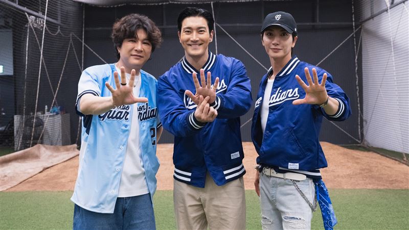 富邦悍將邀請Super Junior L.S.S.到場開球及表演。(圖/富邦悍將提供)