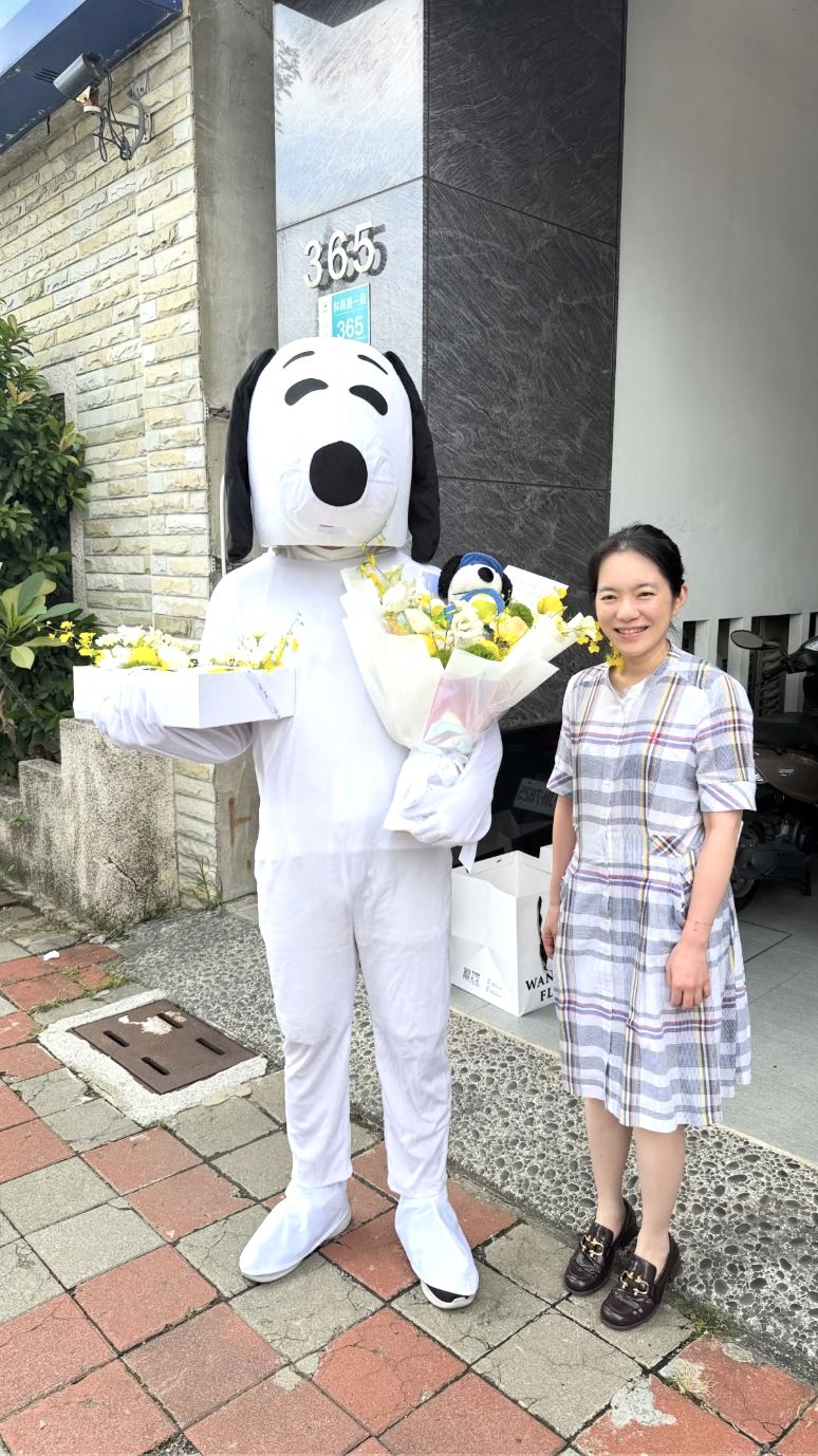 台南花店業者應客人要求,穿上「史奴比」布偶裝獻花果送暖。(圖/翻攝自Threads @wanyi001)