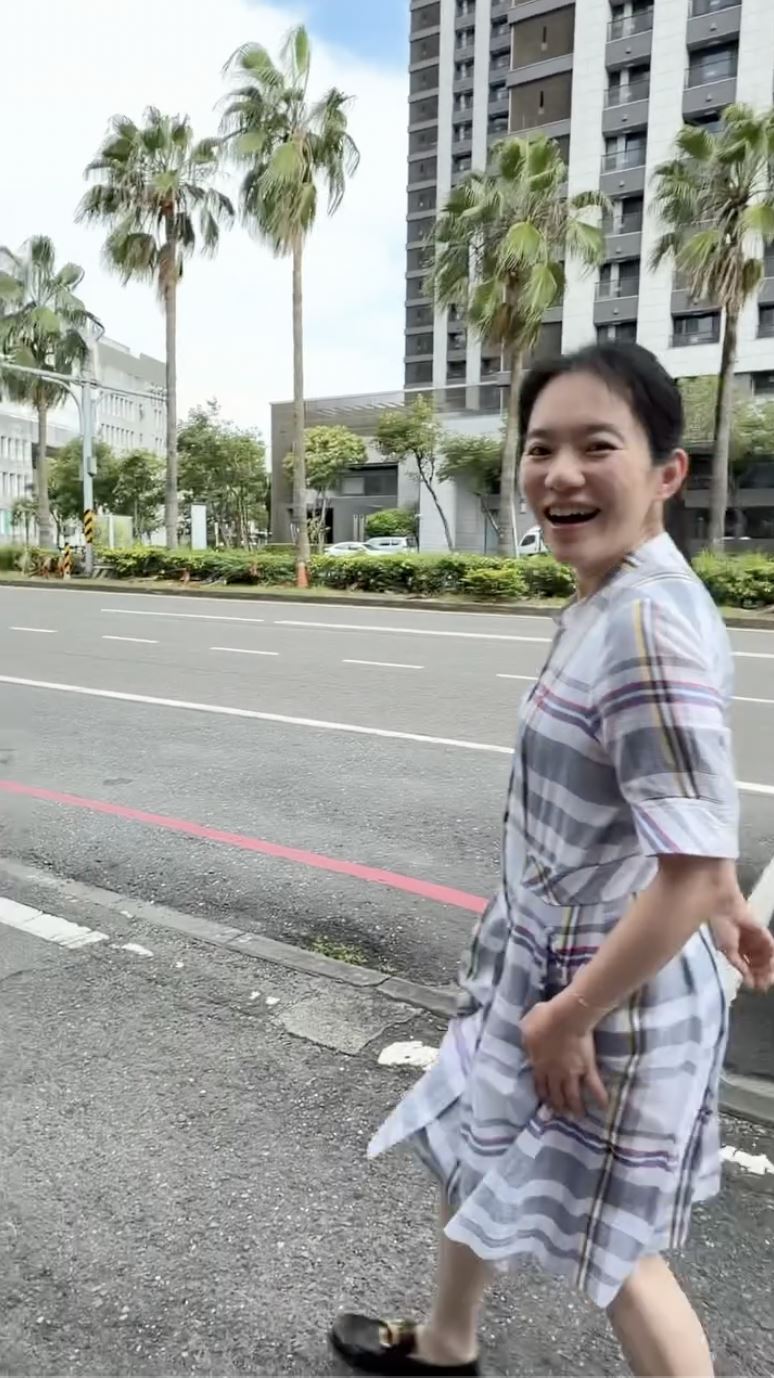 陳幸妤頻頻回頭看「真人版史奴比」,暫時掃去兒子被前夫奪命連環call的陰霾。(圖/翻攝自Threads @wanyi001)