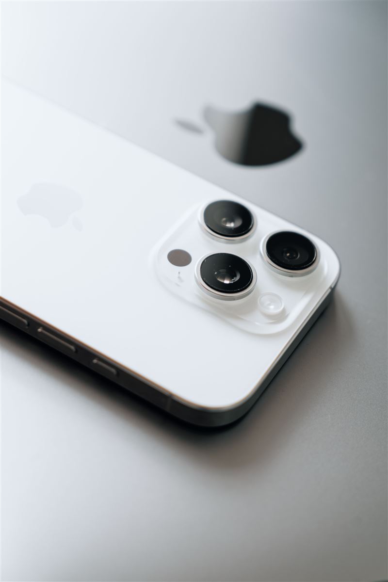 有人認為iPhone「換單不換雙」，且明年將迎來蘋果20週年，恐會有重大更新。（圖／pexels）