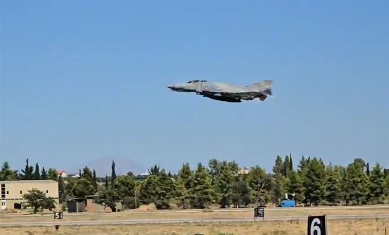 希臘航空展F-4戰機起飛約1分鐘後墜毀。(圖/翻攝自X@Xpress_24_7)