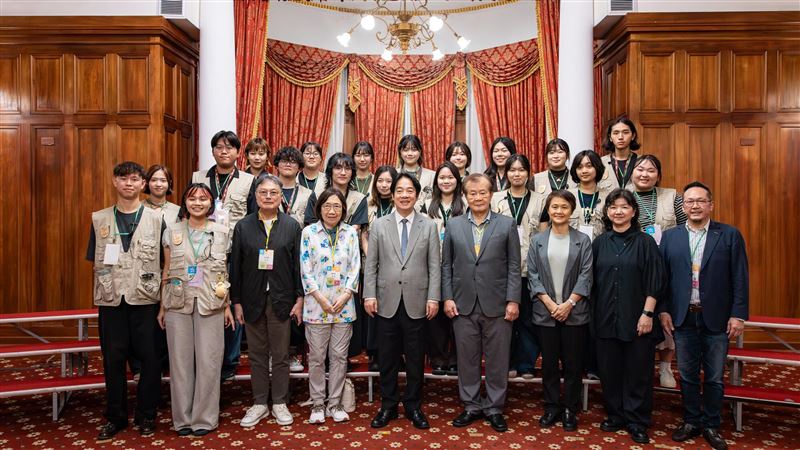總統賴清德(前排中)5日晚間前往台北賓館出席「2026藝文聯誼茶會」。(圖/中央社)