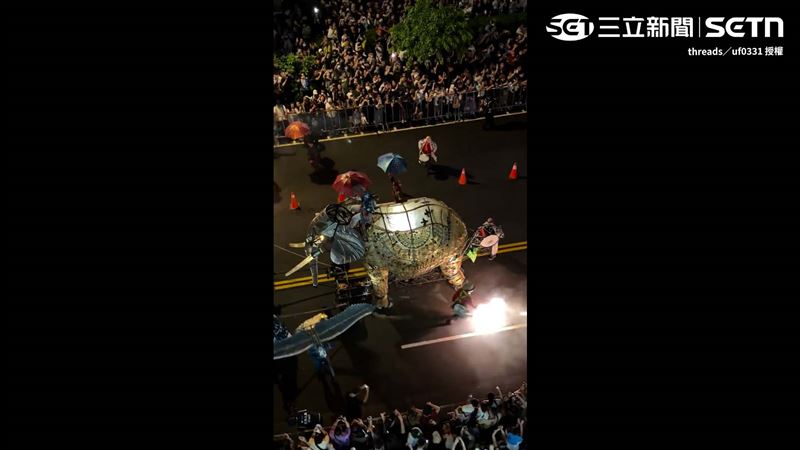 道路兩旁滿是民眾，搶看鋼鐵巨象