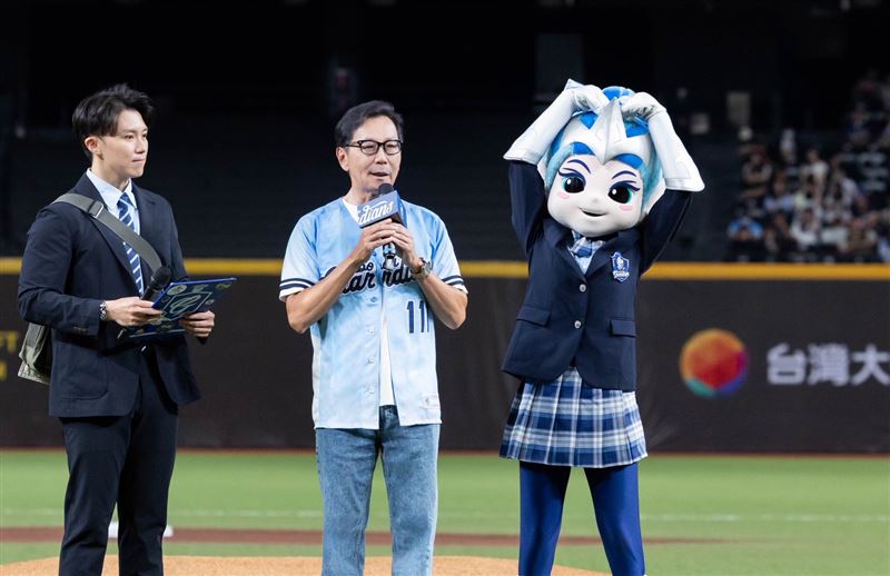 台灣大哥大董事長蔡明忠(左2)化身悍將中學校長」親自出席台灣大家庭日,與同仁及家屬一起為富邦悍將應援。(圖/業者提供)