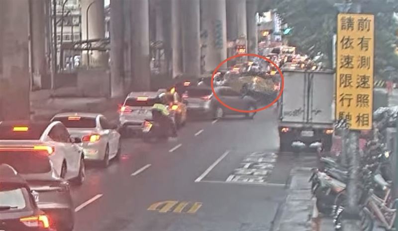 王姓男子駕駛計程車欲切換車道,突失控暴衝。(圖/翻攝畫面)