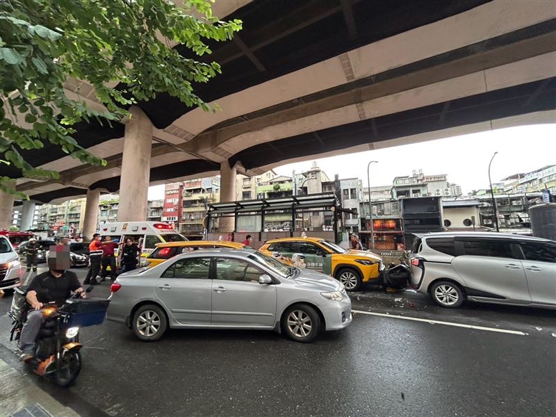 這起事故造成5車輕重不等車損,另造成4人受傷送醫。(圖/翻攝畫面)