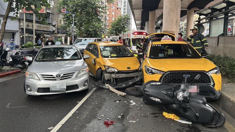 市民大道5車連環撞!小黃切車道失控4傷
