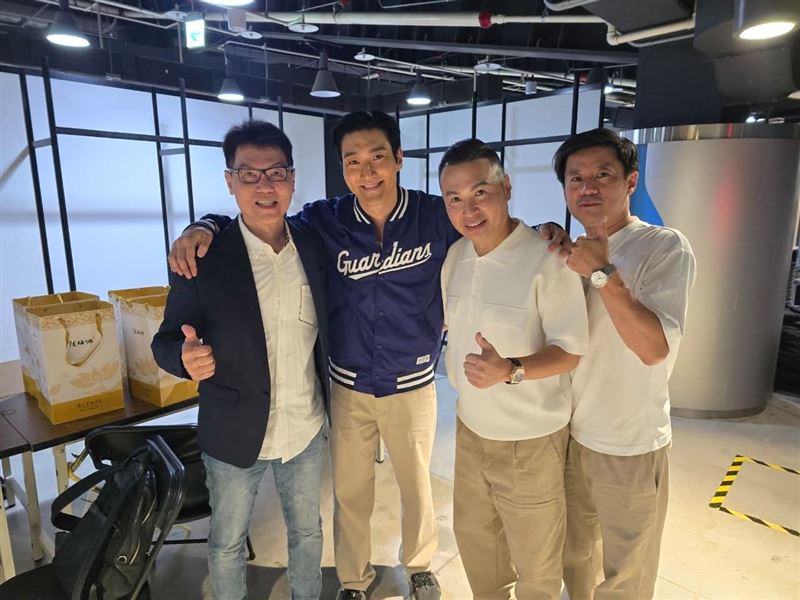 始源與鼎王董事長陳世明同框。(圖/翻攝自Threads @siwonchoi)