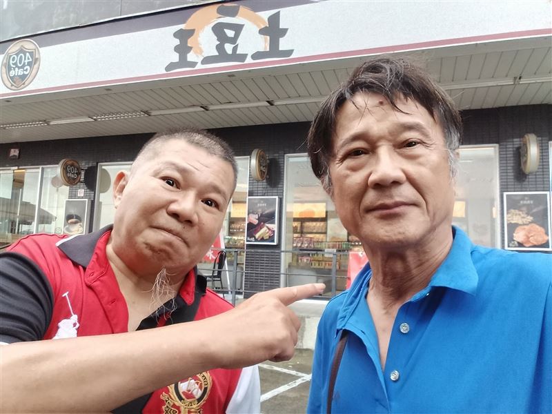 吳帆（右）公開周明增（左）近照。（圖／翻攝自吳帆臉書）