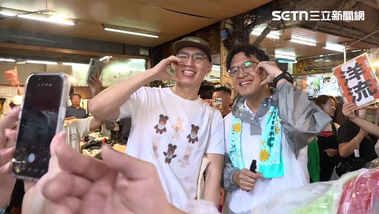 「洋流」不畏雨彈!沈伯洋冒雨掃街現場曝