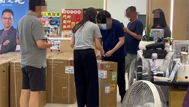 486團購高雄展示中心湧入看機人潮,現場工作人員為顧客介紹除濕機功能,一旁現貨準備隨時供應。(圖/486團購提供)