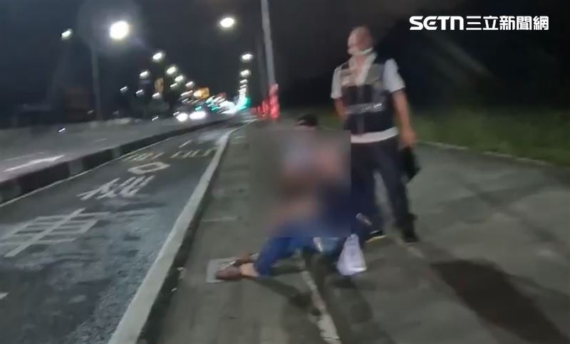 員警確認男子身體狀況無礙後,主動安排計程車安全護送其返回住處。(圖/翻攝畫面)