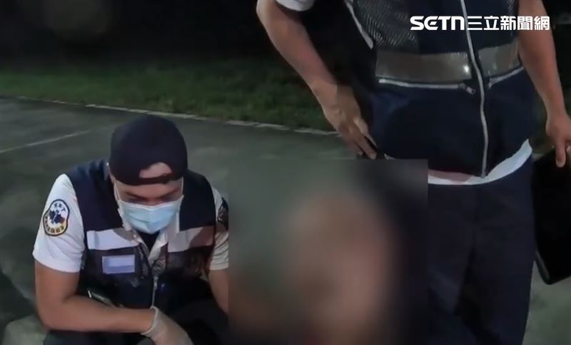 警方獲報到場確認,是一名71歲曾姓男子不勝酒力醉倒分隔島。(圖/翻攝畫面)