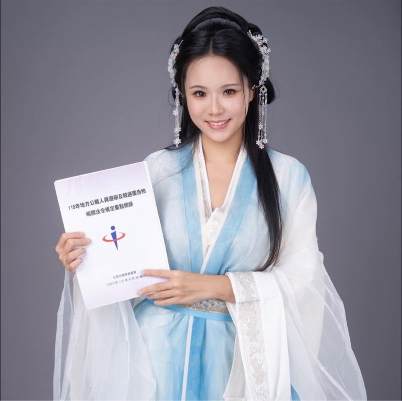 JKF女模「Angela寶7」已改名「王妃天崩開局穿越整頓霸凌者佀廣洋」參戰。(圖/翻攝自海線女孩.Angela寶7臉書)