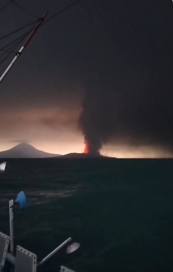 印尼喀拉喀托之子火山噴發,火山灰飄散,雅加達蘇卡諾-哈達國際機場宣布暫停起降。(圖/翻攝自X平台@adionooo)