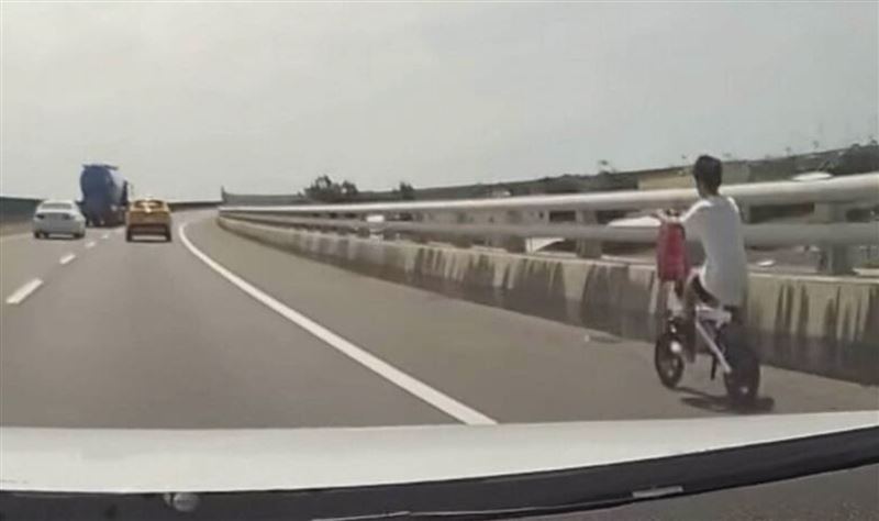 驚悚畫面曝光!少年「騎單車」闖入台61線