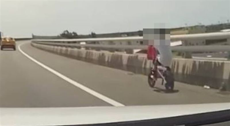 少年騎單車闖入快速道路,相當危險。(圖/翻攝自Threads @breakingbald888)