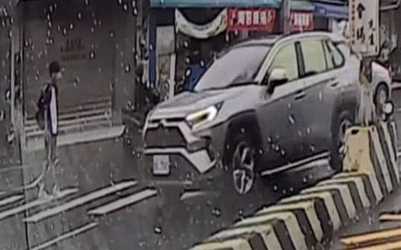 5輛汽車無視學生、未依規定停讓,徑直從學生面前呼嘯而過,(圖/翻攝畫面)