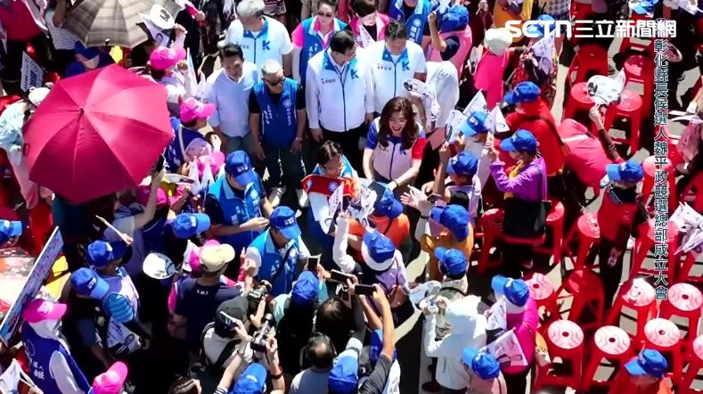 國民黨彰化縣長參選人魏平政競總成立大會,鄭麗文陪魏平政大進場。(圖/翻攝臉書彰化正能量 魏平政)