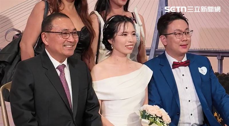 侯友宜與新人合影