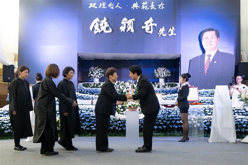 賴清德總統今（6）日頒贈總統府前資政、立法院前副院長饒穎奇先生褒揚令，並由遺孀饒高淑端代表接受。。（圖／總統府提供）