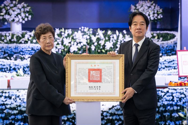 賴清德總統今（6）日頒贈總統府前資政、立法院前副院長饒穎奇先生褒揚令，並由遺孀饒高淑端代表接受。。（圖／總統府提供）